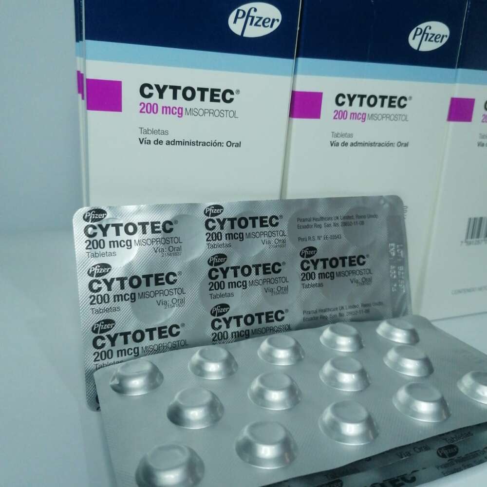 Fotografia editorial de embalagens com indicação de misoprostol; autenticidade não verificada